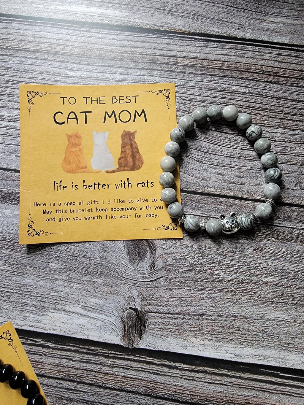 Bracelet and card set for the best cat mom on a wooden surface