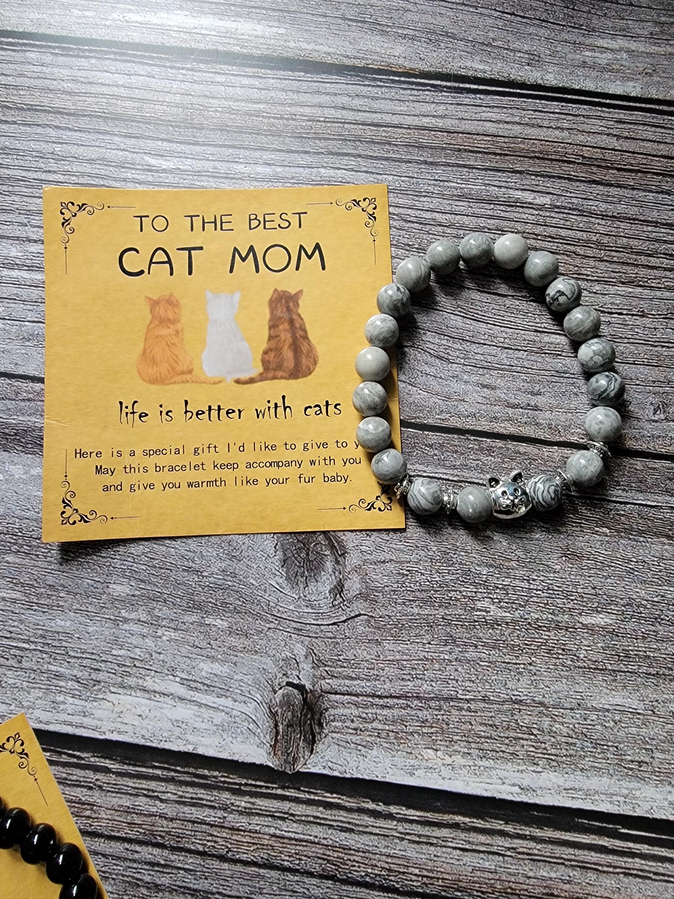 Bracelet and card set for the best cat mom on a wooden surface