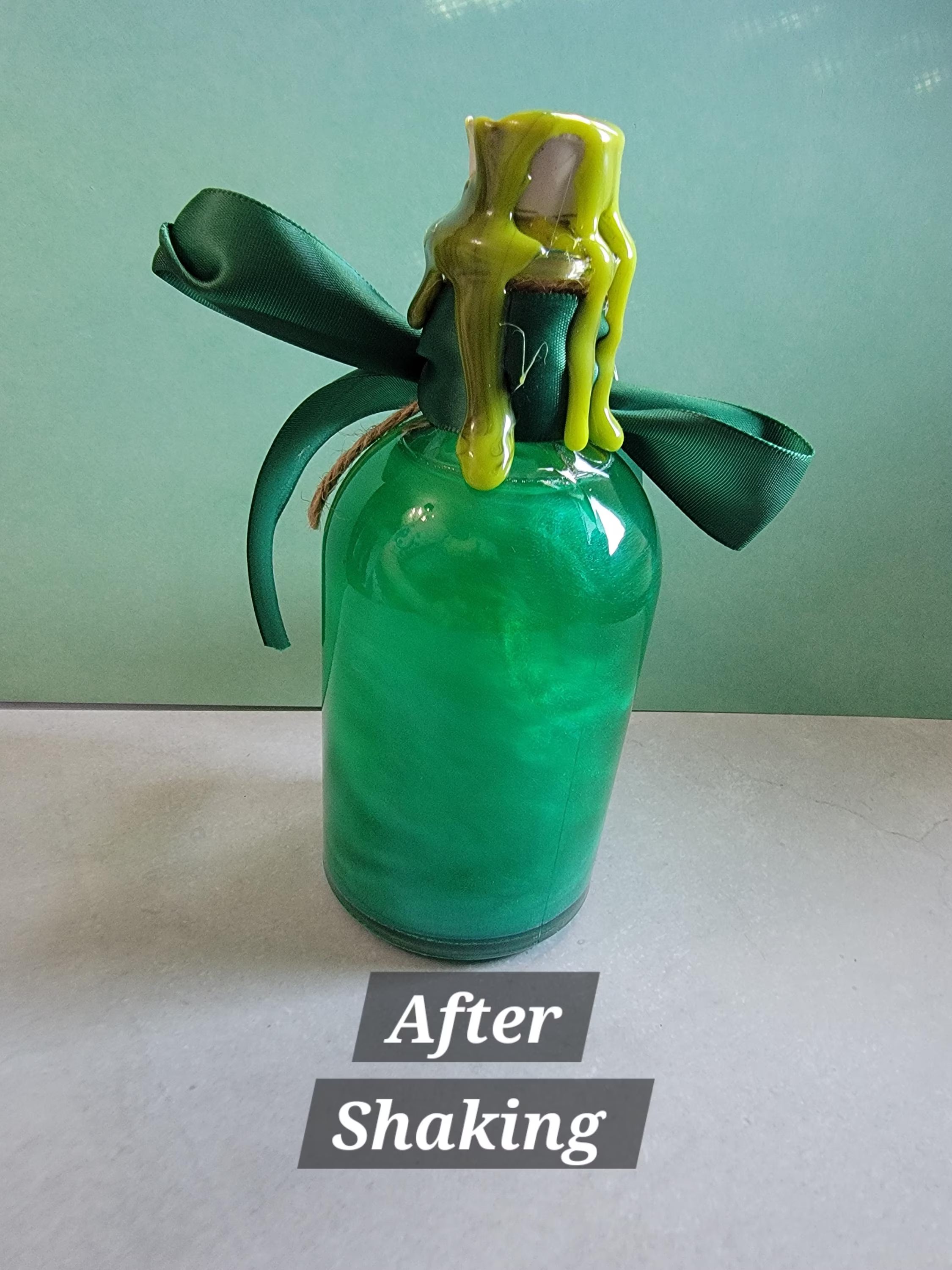 Handcrafted Green Potion Bottle – Witch Decor – Fantasy DND & LARP Display Prop – Gothic Shelf Accessory