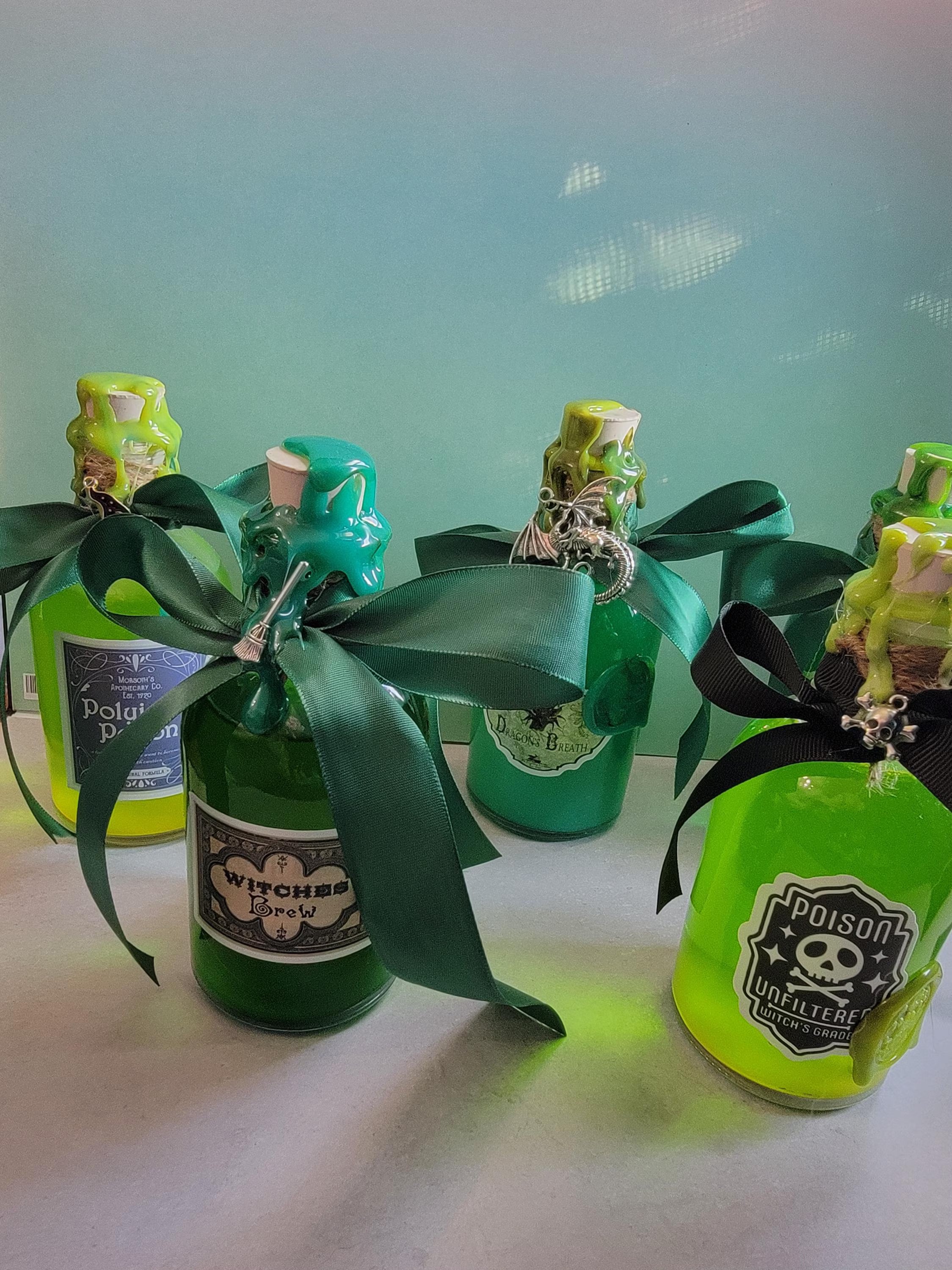 Handcrafted Green Potion Bottle – Witch Decor – Fantasy DND & LARP Display Prop – Gothic Shelf Accessory