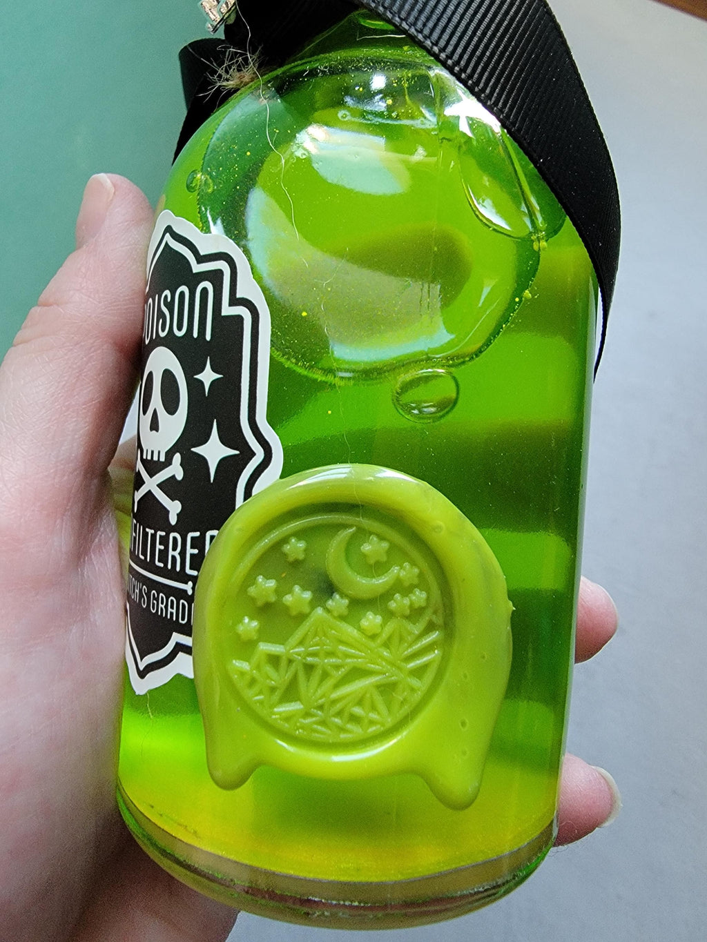 Handcrafted Green Potion Bottle – Witch Decor – Fantasy DND & LARP Display Prop – Gothic Shelf Accessory