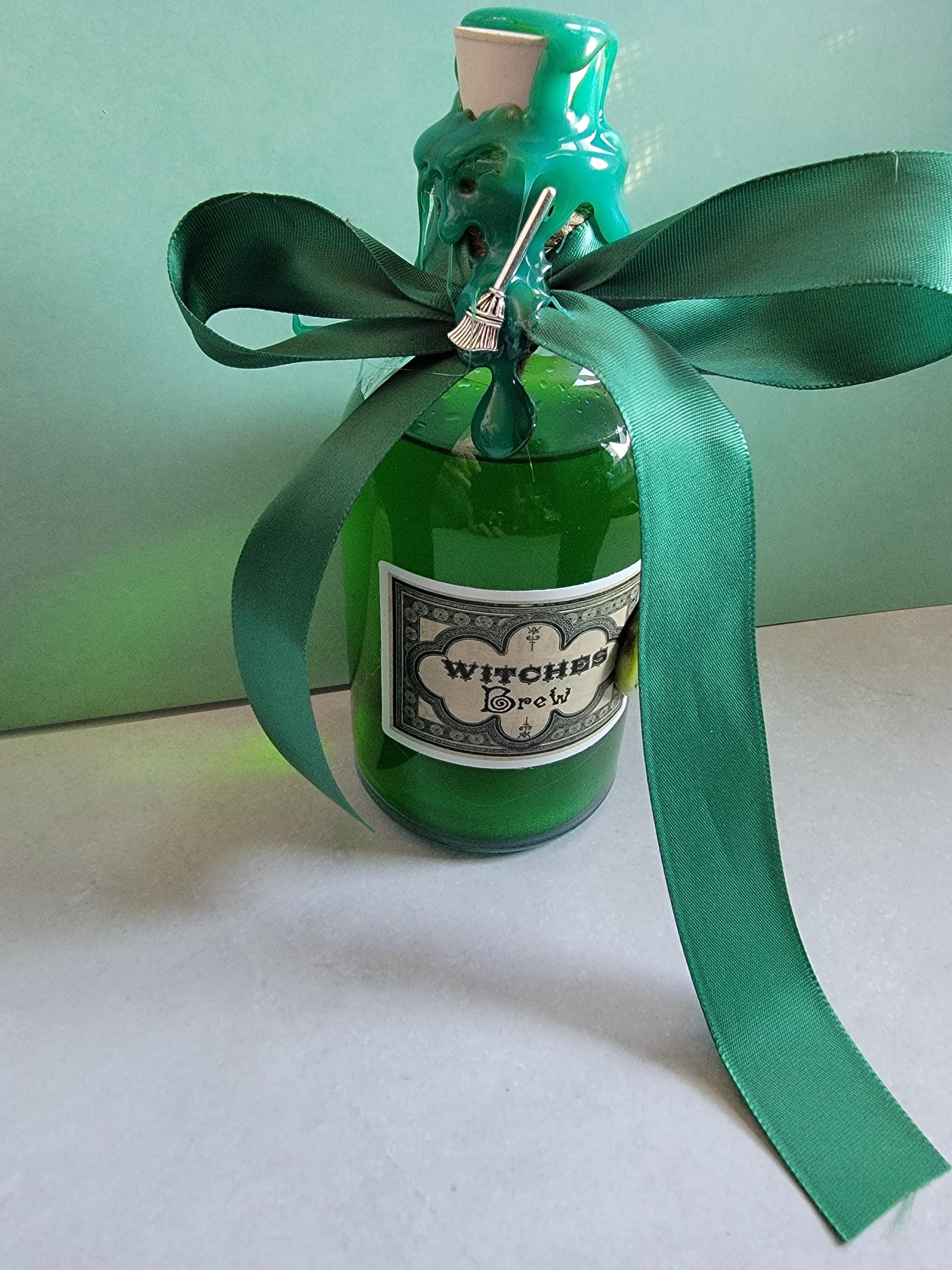 Handcrafted Green Potion Bottle – Witch Decor – Fantasy DND & LARP Display Prop – Gothic Shelf Accessory
